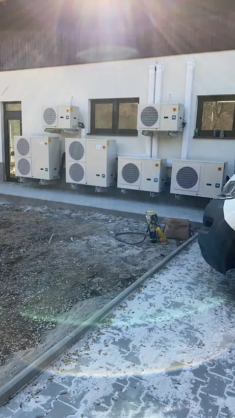 Venkovní jednotky na fasádě budovy — Monoblok a venkovní jednotky, Servis a opravy chladicí techniky