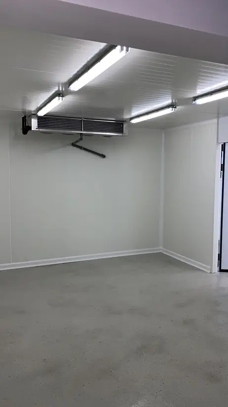 Interiér chladírny s výparníkem pod stropem — Chladírny a mrazírny, Chladírenské a mrazírenské boxy