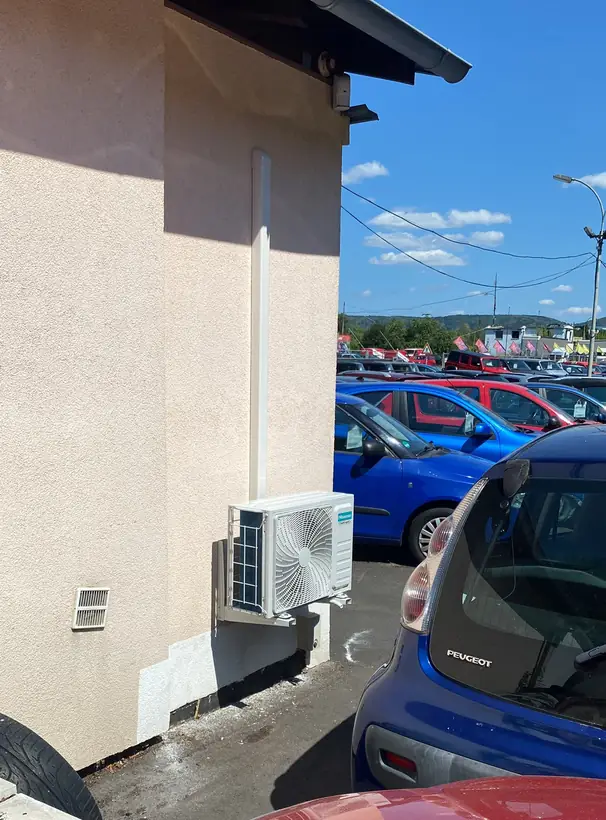 Venkovní jednotka klimatizace na fasádě — Venkovní jednotky, Montáž klimatizací
